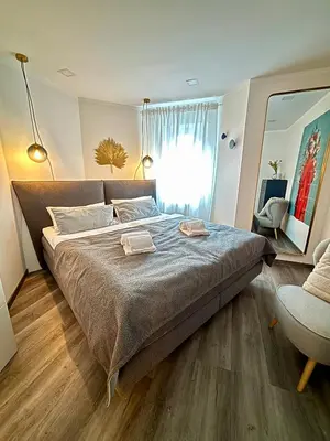 Ein Bett oder Betten in einem Zimmer der Unterkunft Stilvolle Einliegerwohnung mit Boxspringbett