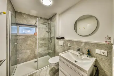 Ein Badezimmer in der Unterkunft Modernes großes Apartment zentrumsnah Business und Urlaub