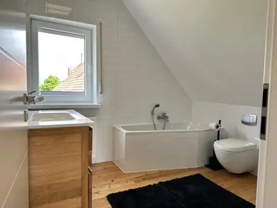 Ein Badezimmer in der Unterkunft Ferienhaus Wein & Wald mit Gartensauna, eigenem Garten, Landau Pfalz