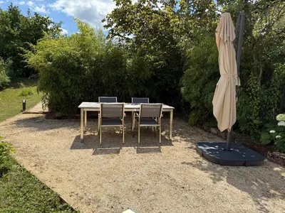 Ein Garten an der Unterkunft Ferienhaus Wein & Wald mit Gartensauna, eigenem Garten, Landau Pfalz
