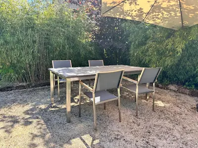 Ein Garten an der Unterkunft Ferienhaus Wein & Wald mit Gartensauna, eigenem Garten, Landau Pfalz