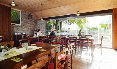 Ein Restaurant oder anderes Speiselokal in der Unterkunft Hotel Bernstein