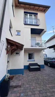 Das Gebäude in dem sich das Ferienhaus befindet