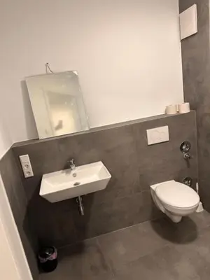 Ein Badezimmer in der Unterkunft Moderne Wohnung für 4 Personen mit extra Schlafzimmer, Wohnzimmer & Balkon