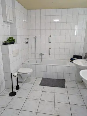 Ein Badezimmer in der Unterkunft Helle und geräumige Ferien- und Monteurwohnung nur für Sie allein AUjvari Vermietungen