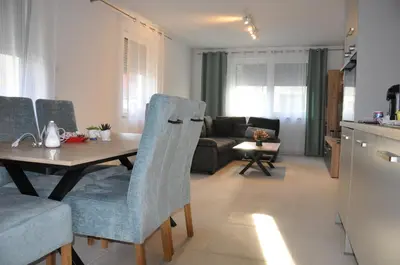 Ein Sitzbereich in der Unterkunft Modern Apartment in B'heim EG Nr 2