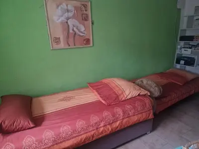 Ein Sitzbereich in der Unterkunft Ferienwohnung Zur Flomborner Wutz