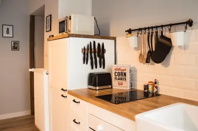 Küche/Küchenzeile in der Unterkunft COZEE - Gemütliches 2,5-Zimmer Apartment mit Netflix