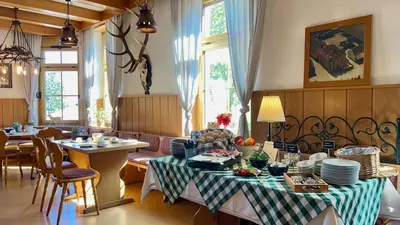 Ein Restaurant oder anderes Speiselokal in der Unterkunft Hotel Bühlerhof