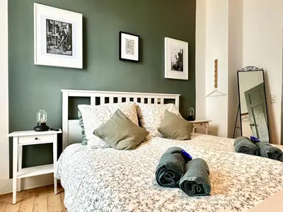 Ein Bett oder Betten in einem Zimmer der Unterkunft COZEE - Comfy 3-room Apartment with Netflix