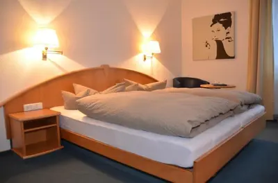 Ein Bett oder Betten in einem Zimmer der Unterkunft Hotel Enztal Garni