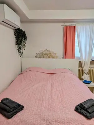 Ein Bett oder Betten in einem Zimmer der Unterkunft Apartment with AC, full kitchen, self check in, parking, 8 min to SAP campus, Wi Fi