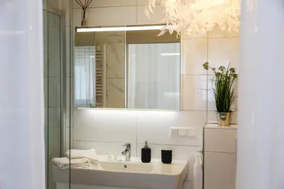 Ein Badezimmer in der Unterkunft DomPanorama DER WEISSE PFAU Apartment für 2-4Pers