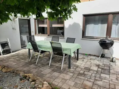 Ein Patio oder anderer Außenbereich in der Unterkunft Dörrs vacation home with pool and garden