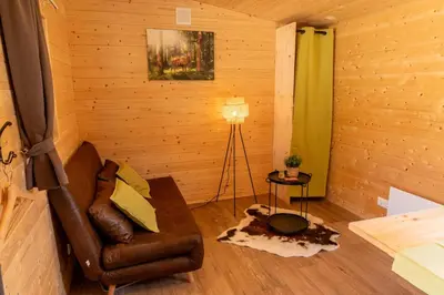 Ein Sitzbereich in der Unterkunft Peryton Houses -Chalets zum Wohlfühlen