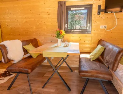 Ein Sitzbereich in der Unterkunft Peryton Houses -Chalets zum Wohlfühlen