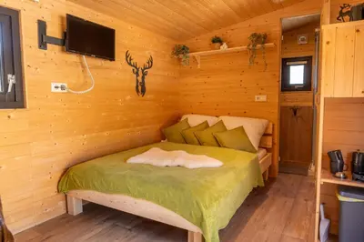 Ein Bett oder Betten in einem Zimmer der Unterkunft Peryton Houses -Chalets zum Wohlfühlen