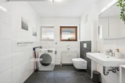Ein Badezimmer in der Unterkunft Sali Homes Weingenuss Eichbrunnen - Zentral