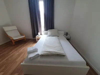 Ein Bett oder Betten in einem Zimmer der Unterkunft Helles, ruhiges Privatzimmer an der Uniklinik Mainz