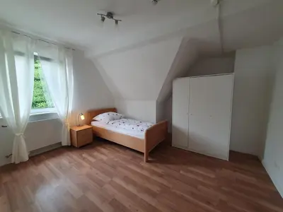 Ein Bett oder Betten in einem Zimmer der Unterkunft Helles, ruhiges Privatzimmer an der Uniklinik Mainz