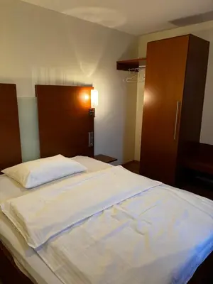 Ein Bett oder Betten in einem Zimmer der Unterkunft Landgasthof Zum Engel