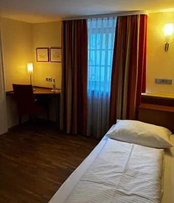 Ein Bett oder Betten in einem Zimmer der Unterkunft Landgasthof Zum Engel