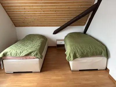 Ein Bett oder Betten in einem Zimmer der Unterkunft 2 Zimmer Monteur- und Ferienwohnung mit kleinen Wintergarten