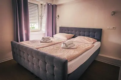 Ein Bett oder Betten in einem Zimmer der Unterkunft Gasthaus zur Bergstrasse