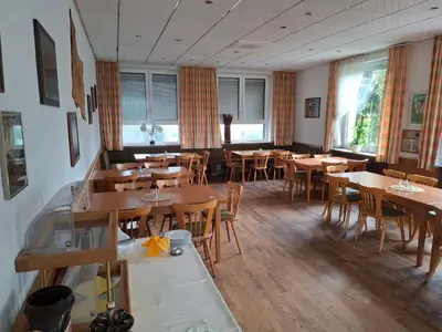 Ein Restaurant oder anderes Speiselokal in der Unterkunft Gasthaus zur Bergstrasse