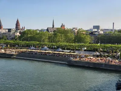 Blick auf einen Fluss in der Nähe des Privatzimmers