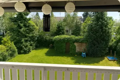 Ein Garten an der Unterkunft Moderne Wohnung mit Balkon in Karlsruhe