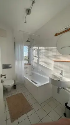 Ein Badezimmer in der Unterkunft Luxuriöse, 3 - Schlafzimmer Ferienwohnung mit Tiefgarage & Balkon