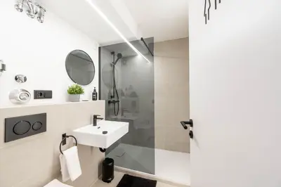 Ein Badezimmer in der Unterkunft Malu Rooms - im Zentrum, Kostenloser Parkplatz, Klima, Balkon, Netflix, 24h Checkin