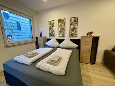 Ein Bett oder Betten in einem Zimmer der Unterkunft NEU Goldstadt Gallery City Suite Zentrum Pforzheim am Schlössle
