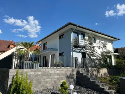 Das Gebäude in dem sich die Ferienwohnung befindet