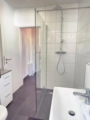 Ein Badezimmer in der Unterkunft Balkonliebe Karlsruhe - Waschmaschine, Stellplatz, Balkon, Regendusche