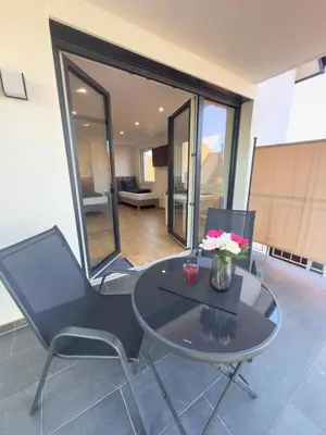 Ein Sitzbereich in der Unterkunft Balkonliebe Karlsruhe - Waschmaschine, Stellplatz, Balkon, Regendusche