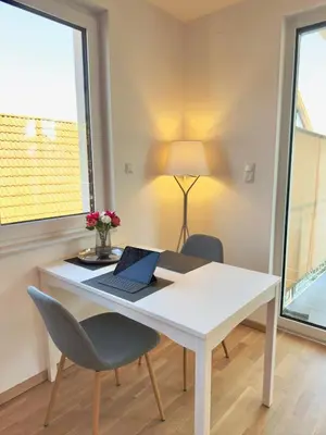 Ein Sitzbereich in der Unterkunft Balkonliebe Karlsruhe - Waschmaschine, Stellplatz, Balkon, Regendusche