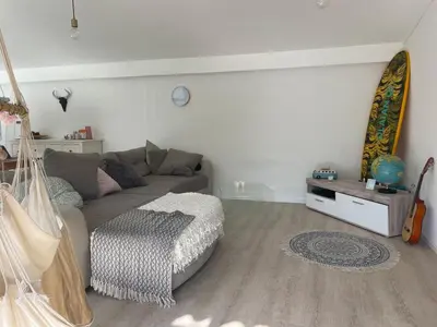 Ein Sitzbereich in der Unterkunft Dachwohnung mit Blick auf den Wagenberg