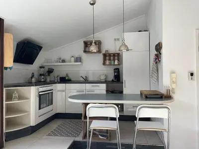 Küche/Küchenzeile in der Unterkunft Dachwohnung mit Blick auf den Wagenberg