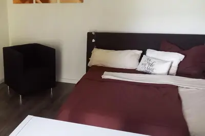 Ein Bett oder Betten in einem Zimmer der Unterkunft Wohlfühloase historische Altstadt Gundelsheim Neckarstrasse 16 Eingang 2