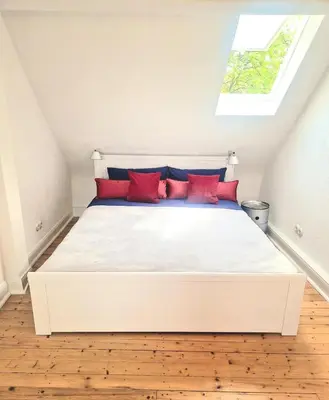 Ein Bett oder Betten in einem Zimmer der Unterkunft 64 qm Harmonic Design mit Küche, ruhige und begrünte Lage , Innenstadt Ost