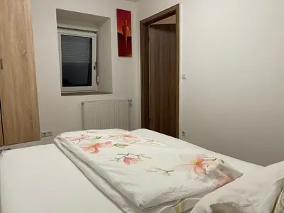 Ein Bett oder Betten in einem Zimmer der Unterkunft 2-room flat with private entrance & privat parking