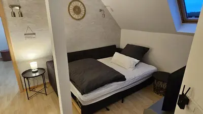Ein Bett oder Betten in einem Zimmer der Unterkunft Alexandras Ferienwohnung - Maisonette 90 qm mit Balkon