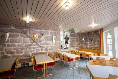 Ein Restaurant oder anderes Speiselokal in der Unterkunft Jugendherberge Burg Rabeneck Pforzheim