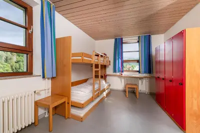 Ein Etagenbett oder Etagenbetten in einem Zimmer der Unterkunft Jugendherberge Burg Rabeneck Pforzheim