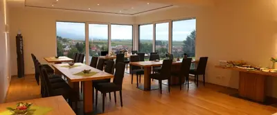 Ein Restaurant oder anderes Speiselokal in der Unterkunft Vögelis WeinNest