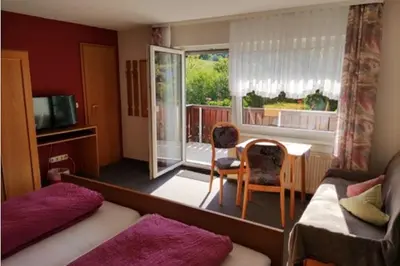 Ein Sitzbereich in der Unterkunft Gasthaus Zum Spalterwald