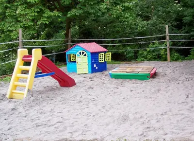 Ein Kinderspielbereich in der Unterkunft Pferdehof Dörsam