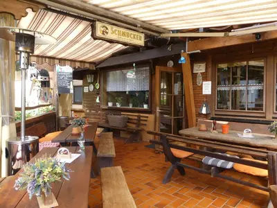 Ein Restaurant oder anderes Speiselokal in der Unterkunft Pension Holzerstube